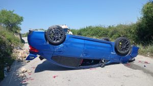 Noto: auto si ribalta sulla strada