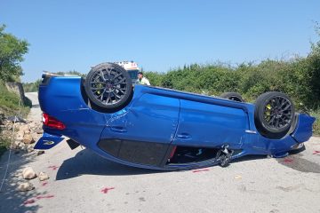 Noto: auto si ribalta sulla strada (video)