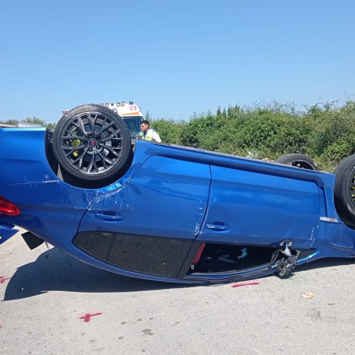 Noto: auto si ribalta sulla strada (video)