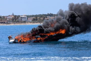 Marzamemi, barca da diporto prende fuoco, salve le due persone a bordo