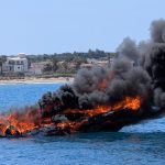 Marzamemi, barca da diporto prende fuoco, salve le due persone a bordo