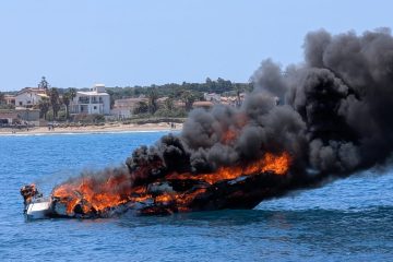Marzamemi, barca da diporto prende fuoco, salve le due persone a bordo