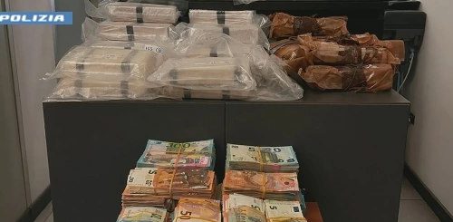 Due arresti, 300mila euro e oltre 30 chili di droga sequestrati a Milano