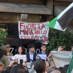 Albero Falcone, striscione “Fuori la mafia dallo Stato fascista”