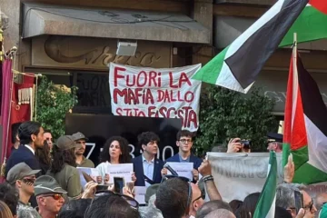 Albero Falcone, striscione “Fuori la mafia dallo Stato fascista”