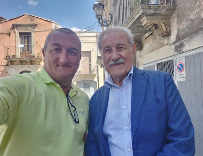 Siracusa, nuovo defibrillatore in piazza Duomo in ricordo di Angelo Giudice