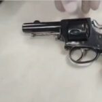 Nel borsello custodiva petardi e un revolver clandestino
