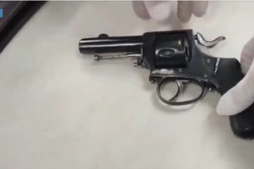 Nel borsello custodiva petardi e un revolver clandestino