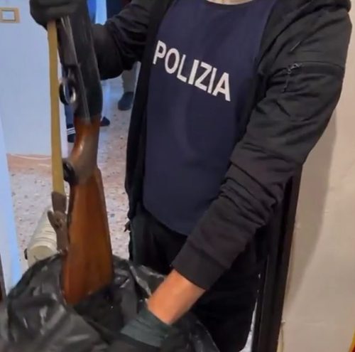 Possedeva fucile, revolver e miele dello sballo