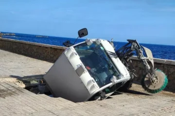 Voragine sul lungomare di Trapani, sprofonda mezzo per la pulizia
