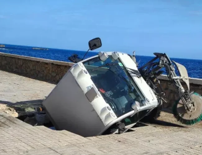 Voragine sul lungomare di Trapani, sprofonda mezzo per la pulizia