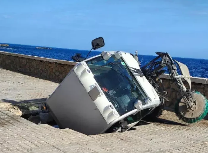 Voragine sul lungomare di Trapani, sprofonda mezzo per la pulizia