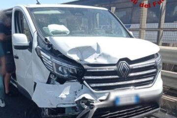 Tangenziale di Catania: scontro tra furgone di turisti francesi e auto