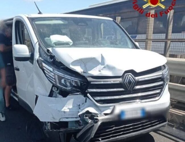 Tangenziale di Catania: scontro tra furgone di turisti francesi e auto