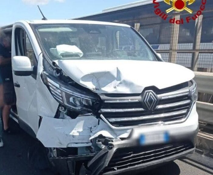 Tangenziale di Catania: scontro tra furgone di turisti francesi e auto