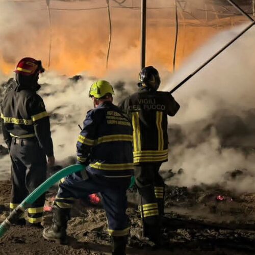 Fiamme nella notte a Pachino, solidarietà dei sindaci all’azienda colpita
