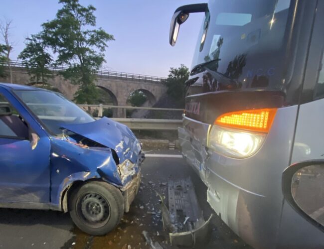 Vittoria, scontro auto-bus sulla SS 115: traffico in tilt