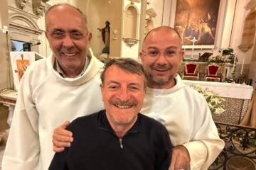 L’attore Giacomo Poretti in visita alla chiesa di santa Lucia