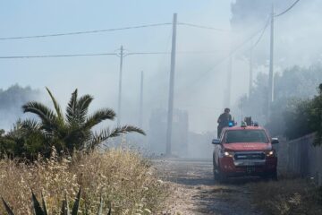 SIRACUSA – Vasto incendio al Plemmirio, fiamme minacciano le villette