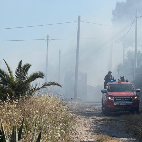 SIRACUSA – Vasto incendio al Plemmirio, fiamme minacciano le villette