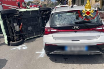 Catania, auto fuori strada: ragazza estratta dai Vigili del Fuoco