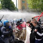 Scontri al corteo a Torino tra antagonisti e polizia