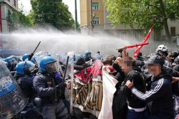 Scontri al corteo a Torino tra antagonisti e polizia
