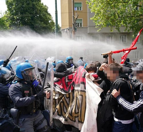 Scontri al corteo a Torino tra antagonisti e polizia
