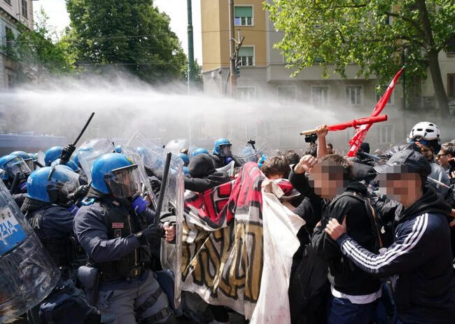 Scontri al corteo a Torino tra antagonisti e polizia