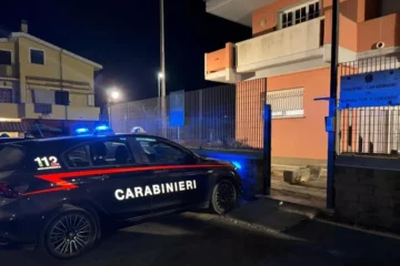 Ardea, minaccia cassiere con coltello: arrestato