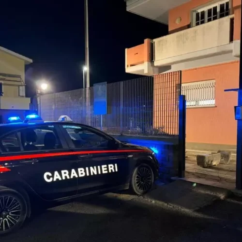 Ardea, minaccia cassiere con coltello: arrestato