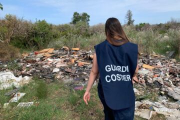 Getta rifiuti in una discarica abusiva: sanzionato