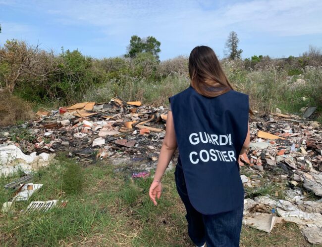 Getta rifiuti in una discarica abusiva: sanzionato