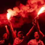 Parigi, guerriglia per la Champions: un morto e 219 feriti