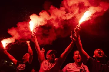 Parigi, guerriglia per la Champions: un morto e 219 feriti