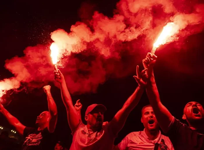 Parigi, guerriglia per la Champions: un morto e 219 feriti