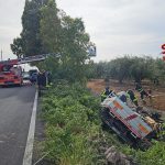 Belpasso, camion nel canalone: autista estratto dai Vigili del Fuoco