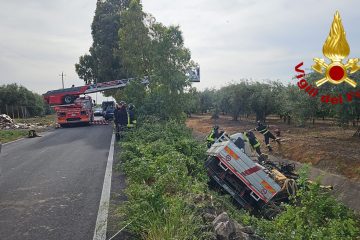Belpasso, camion nel canalone: autista estratto dai Vigili del Fuoco