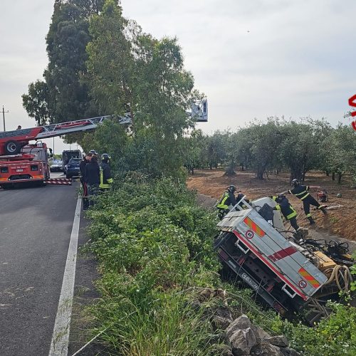 Belpasso, camion nel canalone: autista estratto dai Vigili del Fuoco