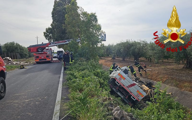 Belpasso, camion nel canalone: autista estratto dai Vigili del Fuoco
