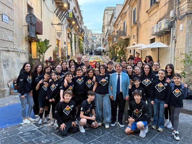Noto entra nel vivo dell’Infiorata: premiati gli studenti di “ScuoleInfiore”