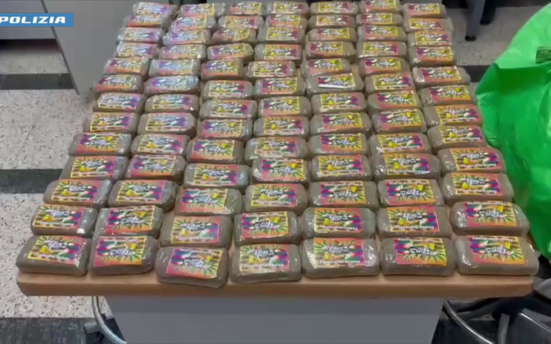 Cento panetti di hashish in auto, arrestato 67enne