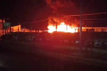 Siracusa: incendio distrugge diversi veicoli in un autoparco (VIDEO)