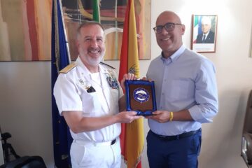 AUGUSTA – Il Sindaco Di Mare riceve l’Ammiraglio Bielli, Comandante di Nave Morosini