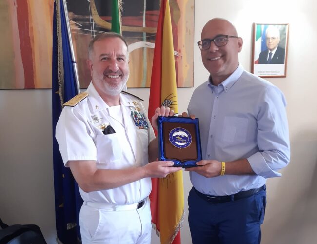 AUGUSTA – Il Sindaco Di Mare riceve l’Ammiraglio Bielli, Comandante di Nave Morosini