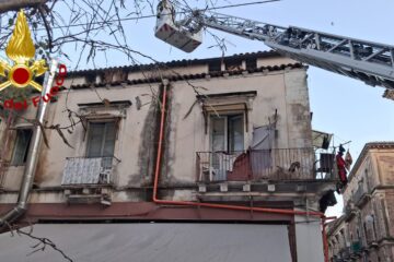 Catania: incendio in una palazzina
