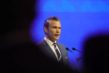 Hegseth shock: “Migranti, nuova invasione d’Europa”