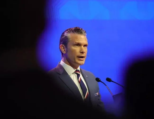 Hegseth shock: “Migranti, nuova invasione d’Europa”