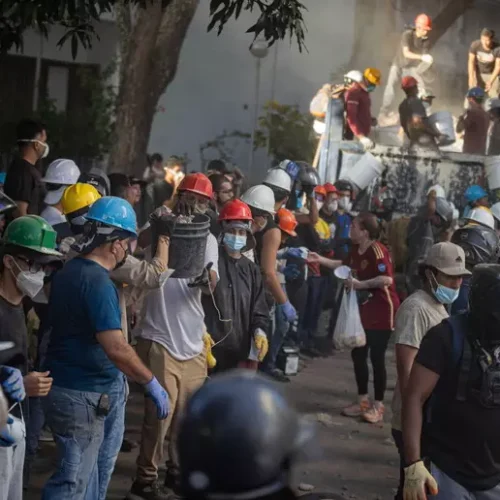 Venezuela -Terremoti, ragazzo di 11 anni estratto vivo dopo tre giorni sotto le macerie
