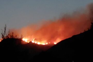 Vasto incendio sulle colline di Avola
